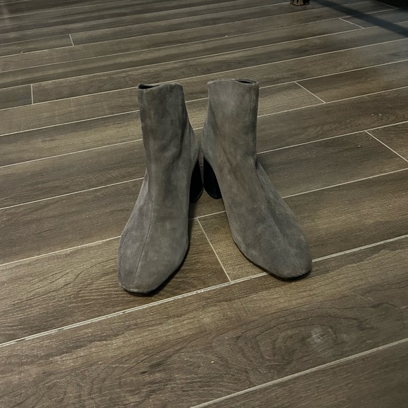 Millie’s suede boots - Picture 4 of 15